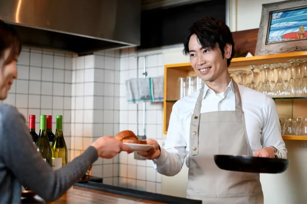 飲食店のエアコン清掃の負担を抑えるには？油汚れをためにくくする対策